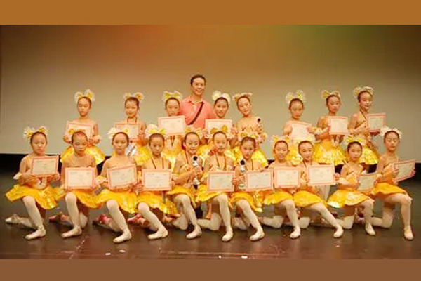 北京市某某校园舞蹈表演（示例）